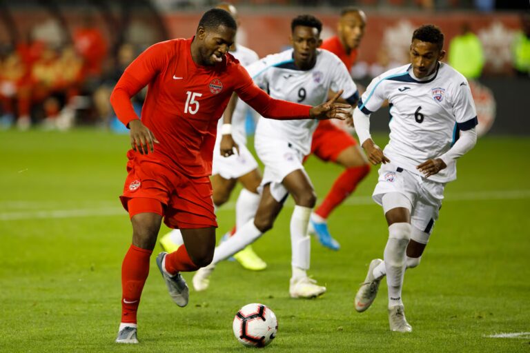 L'ancien défenseur canadien Doneil Henry apprend l'autre côté du football ces jours-ci
