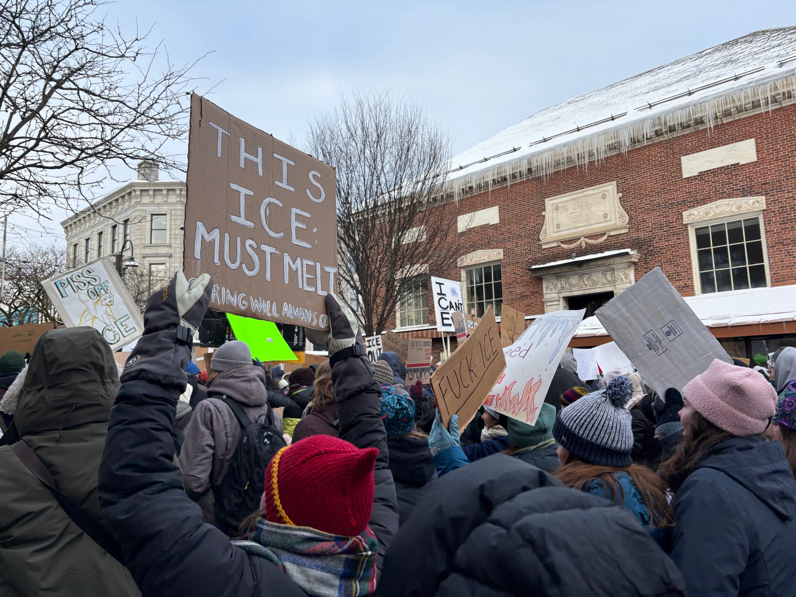 Le rassemblement « ICE Out » attire une foule immense à Burlington