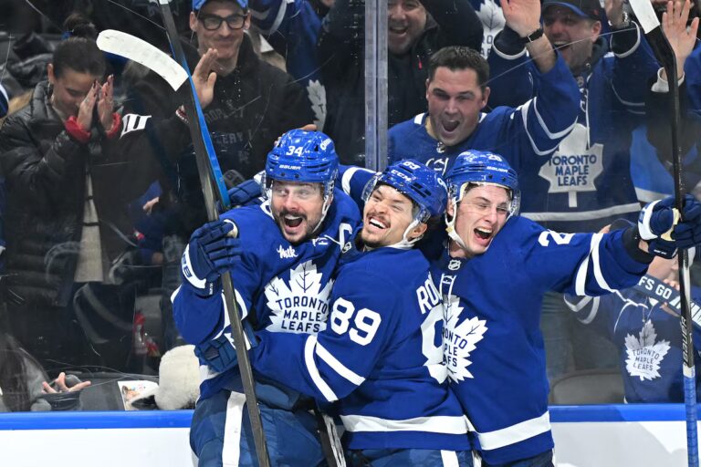 Le tour du chapeau de Matthews mène les Maple Leafs à une victoire contre les Jets