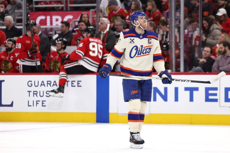 Les Oilers écrasent les Blackhawks 4-1 alors que McDavid prolonge sa séquence