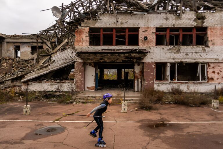 Les jeunes skieurs ukrainiens s'entraînent dans une base d'entraînement olympique bombardée