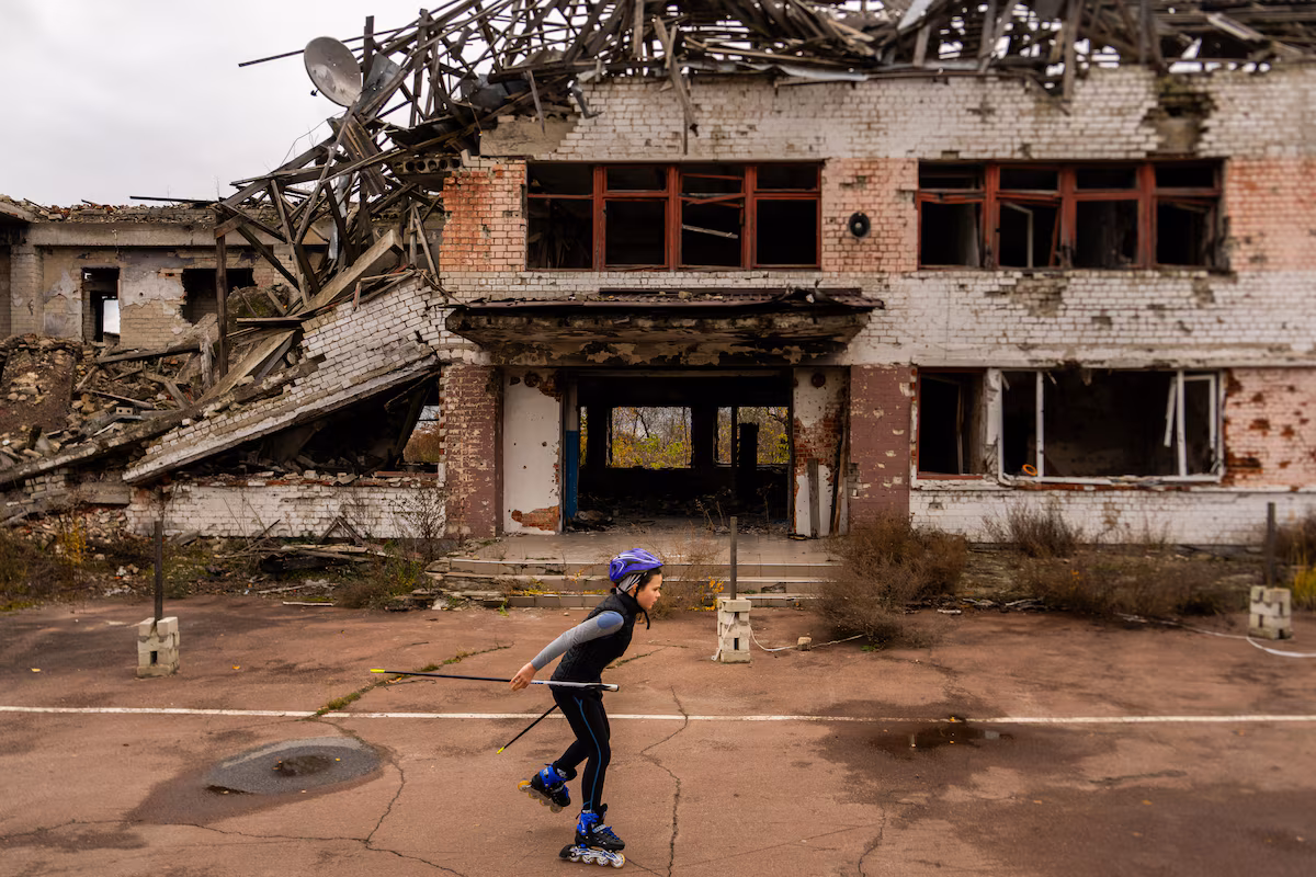 Les jeunes skieurs ukrainiens s'entraînent dans une base d'entraînement olympique bombardée