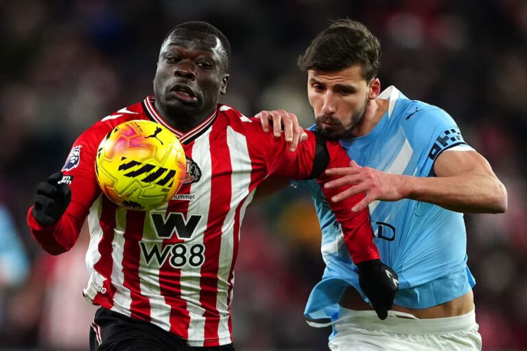 Les nuls 0-0 de Man City et Liverpool en Premier League laissent Arsenal avec quatre points d'avance