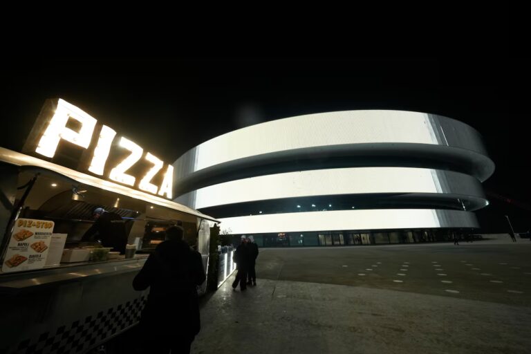 Les organisateurs olympiques sont convaincus à 100 pour cent que la LNH jouera à Milan Cortina malgré les retards dans l'arène