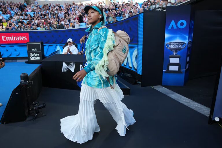 Osaka passe de la mode aux frictions au deuxième tour de l'Open d'Australie
