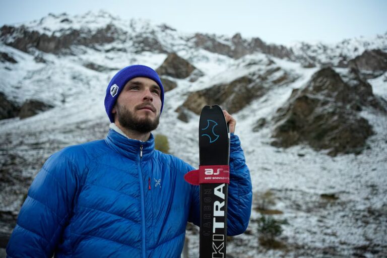 Pas de drapeau, d'hymne ou de défilé : des Jeux olympiques d'hiver isolés attendent les athlètes russes