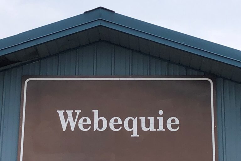 Routes d'hiver vers les Premières Nations en construction