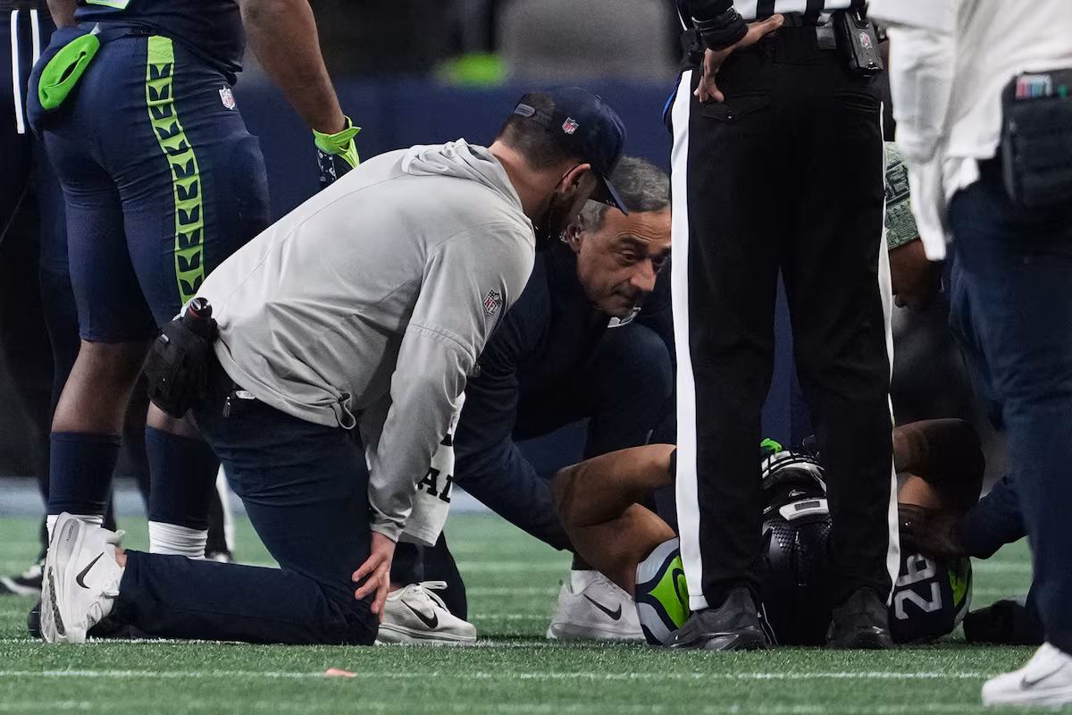 Seahawks RB Zach Charbonnet absent pour le reste des séries éliminatoires en raison d'une blessure au genou