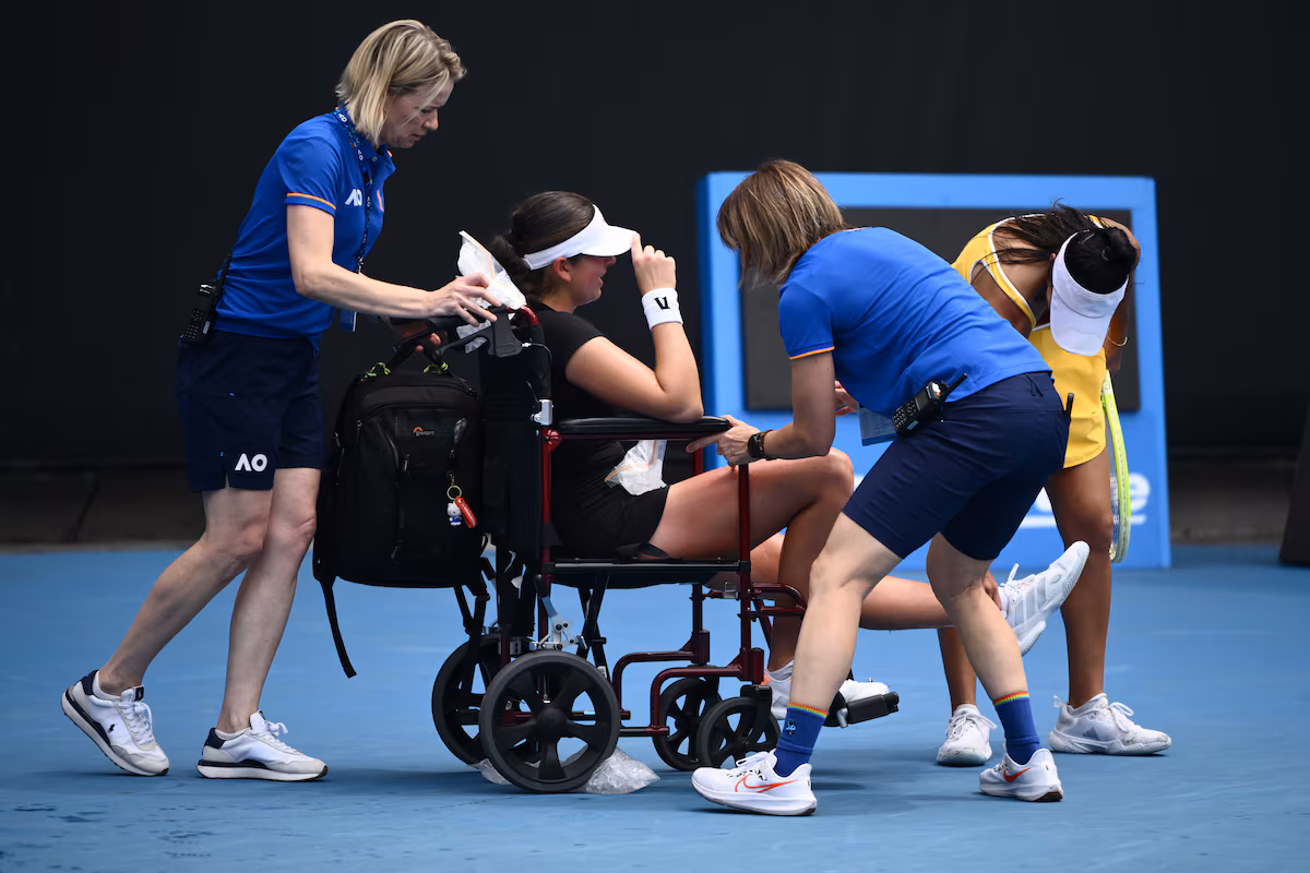 Stakusic du Canada quitte le terrain en fauteuil roulant alors que l'Open d'Australie s'échauffe
