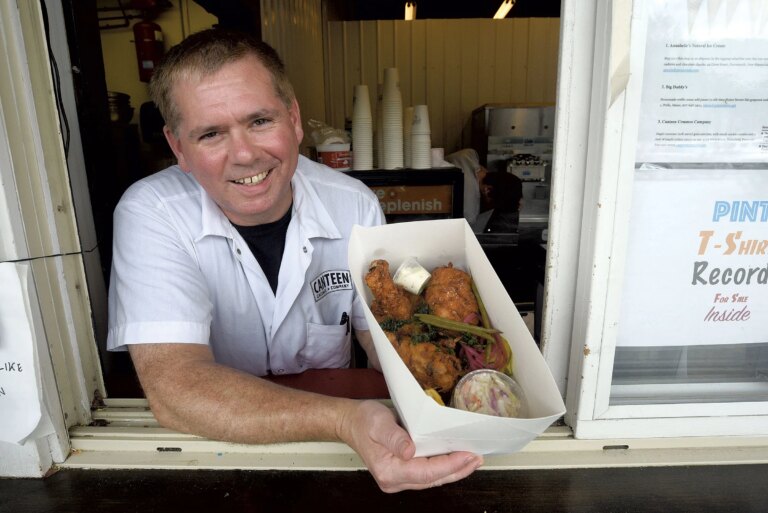 Un écrivain culinaire surprend un chef avec James Beard News