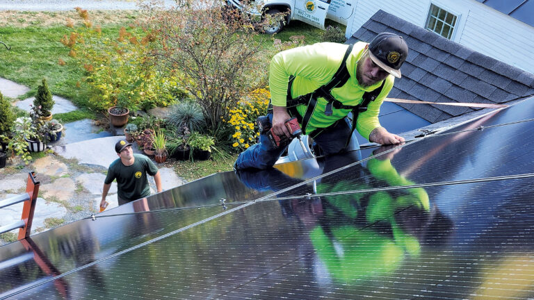 Un journaliste se rend littéralement en hauteur pour se faire vacciner