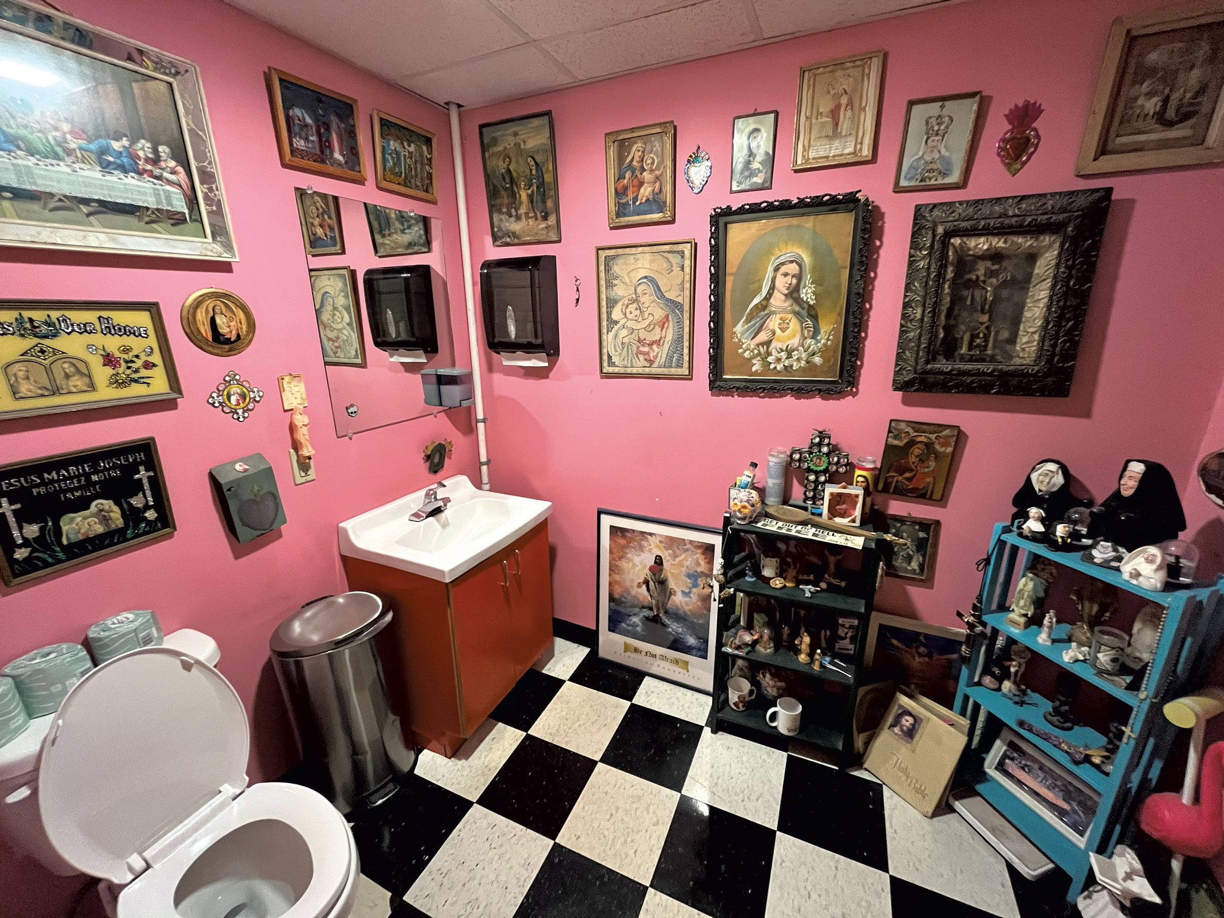 Une boîte des « derniers rites » trouve une maison plus sainte