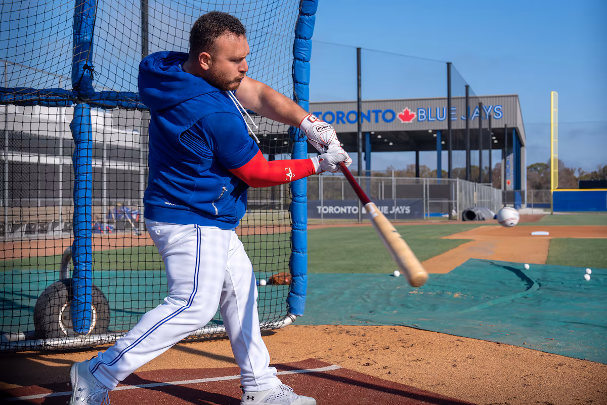 Alejandro Kirk lance sa batte chaude à l'entraînement de printemps