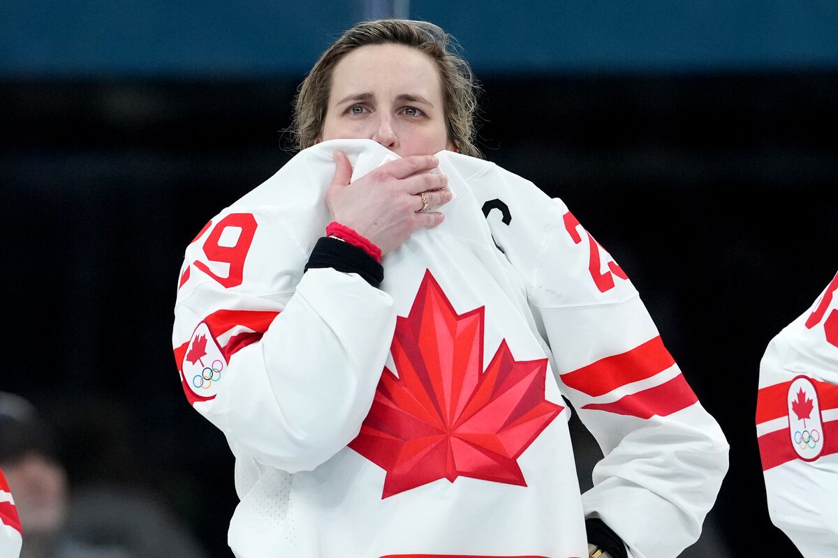 Avec son genou bandé pour la finale pour la médaille d'or, Poulin a caché la douleur à ses coéquipières canadiennes