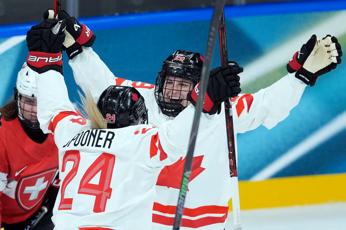 Ce que signifie un message de six mots écrit sur un bâton de hockey pour l'équipe féminine du Canada à Milan