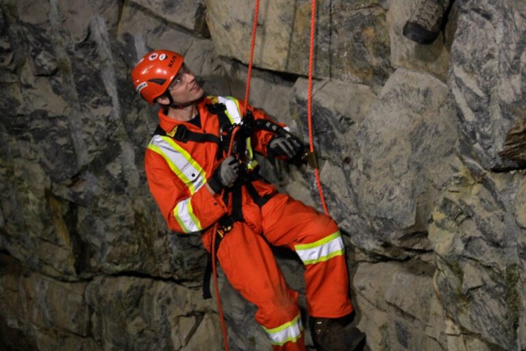 Des élèves descendent en rappel dans les profondeurs lors d’une compétition de sauvetage minier à Sudbury
