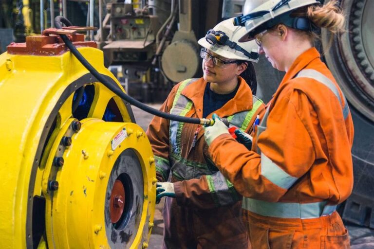 Étudiez maintenant pour une future « carrière de rêve » dans le secteur minier, selon le conseil