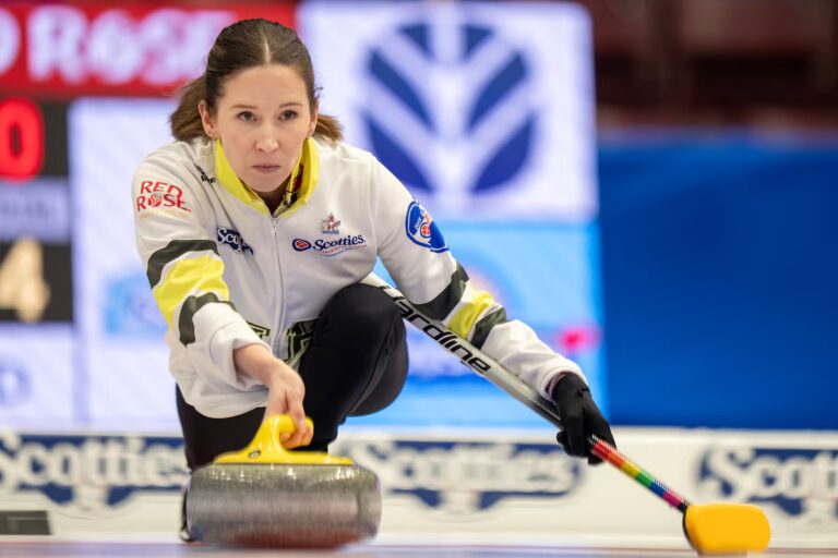Kaitlyn Lawes du Manitoba atteint la finale du Tournoi des Cœurs Scotties de curling