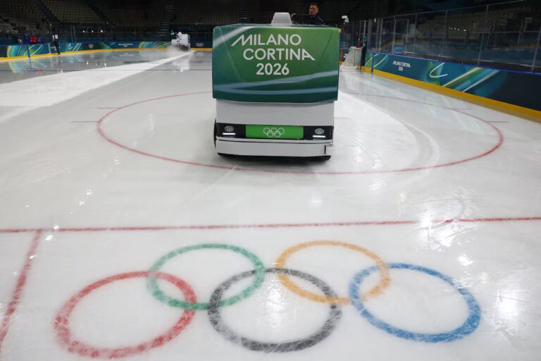 La glace de l'arène olympique de hockey de Milan est prête à fonctionner – mais à peine