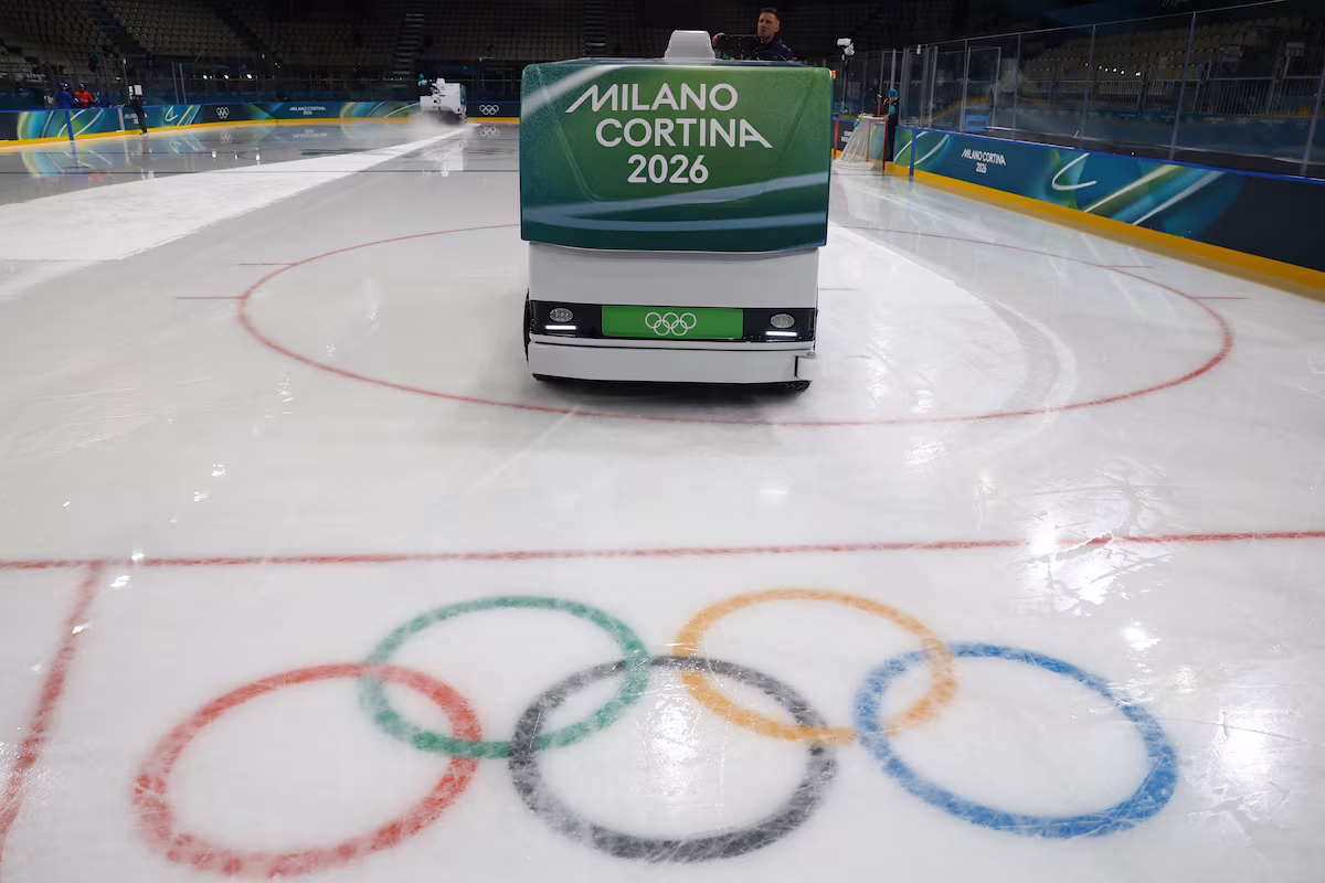 La glace de l'arène olympique de hockey de Milan est prête à fonctionner – mais à peine