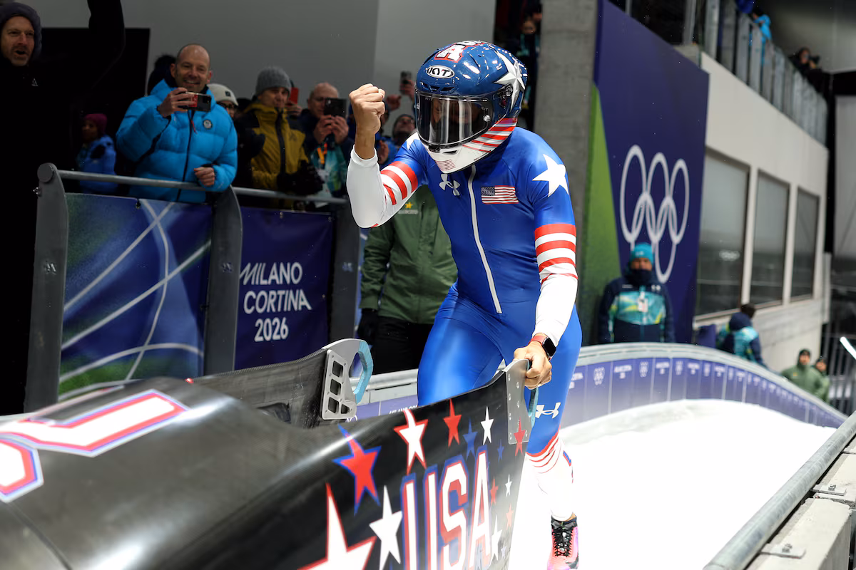 Le Canadien Lotholz célèbre la médaille d'or en monobob de l'Américain Meyers Taylor