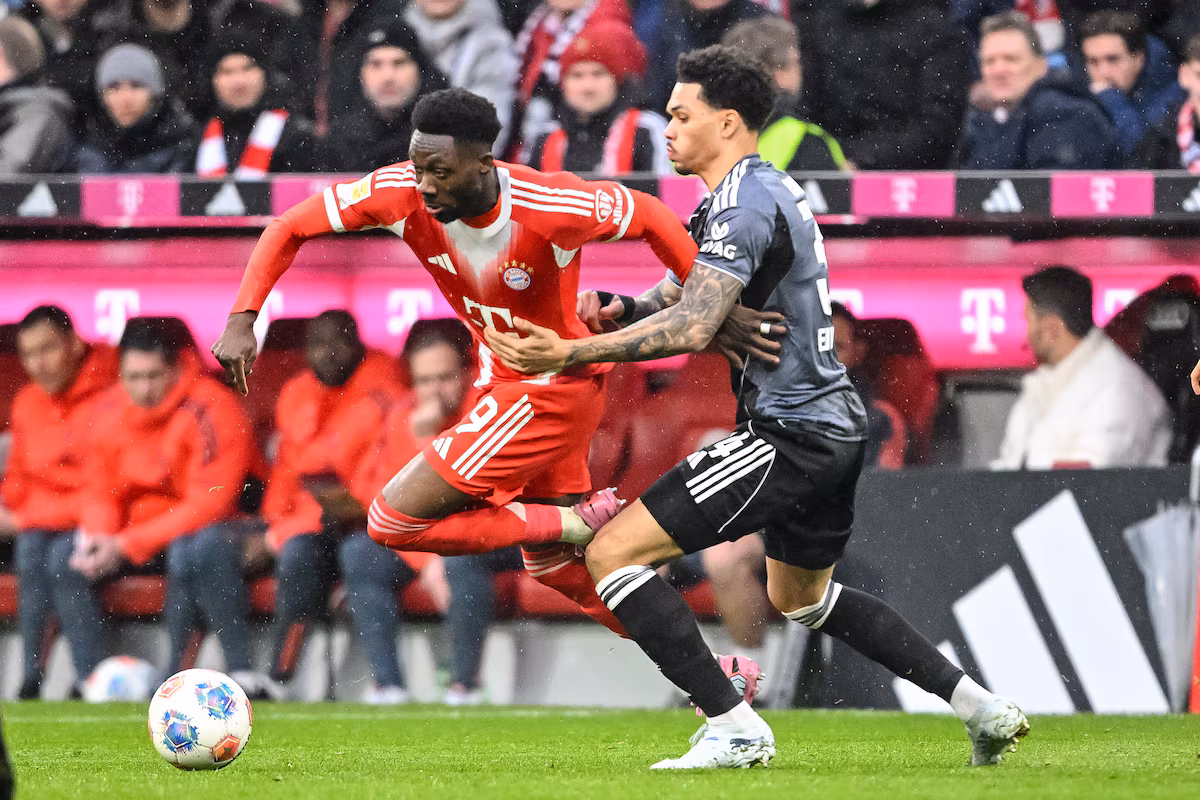 Le capitaine de Canada Soccer, Alphonso Davies, se blesse aux ischio-jambiers lors de la victoire du Bayern