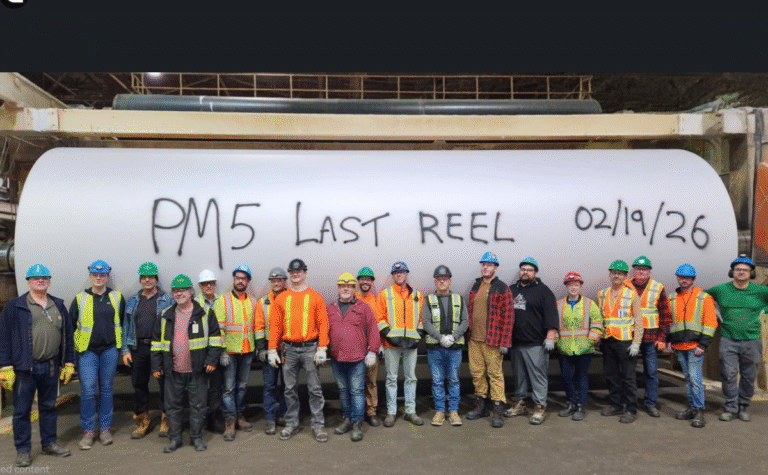 Le directeur de l'usine fait l'éloge de la dernière bobine de papier à Thunder Bay