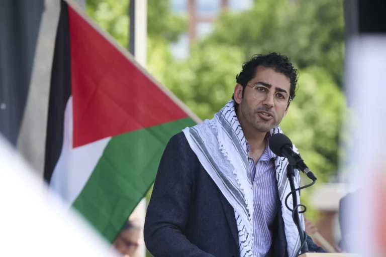 Le juge abandonne la procédure d'expulsion contre Mohsen Mahdawi