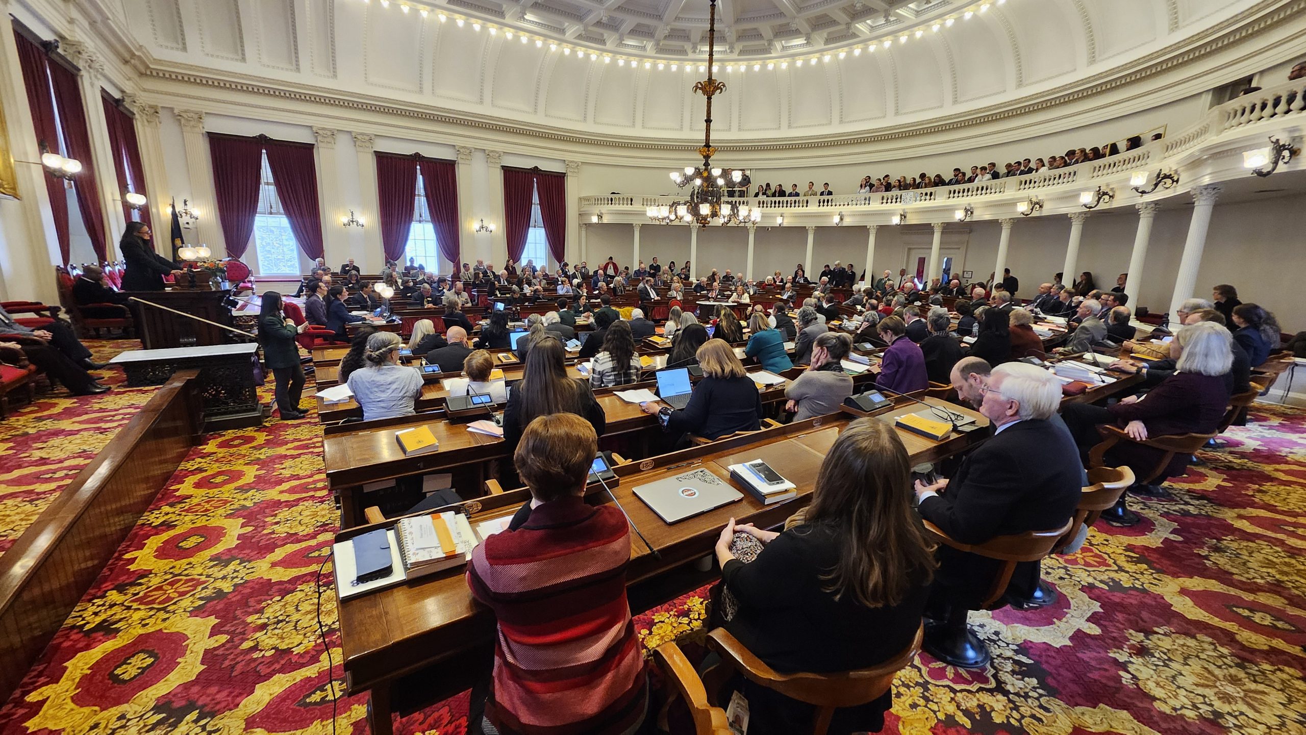 Le projet de loi exigerait une clause de non-responsabilité de l'IA sur les publicités de campagne trompeuses