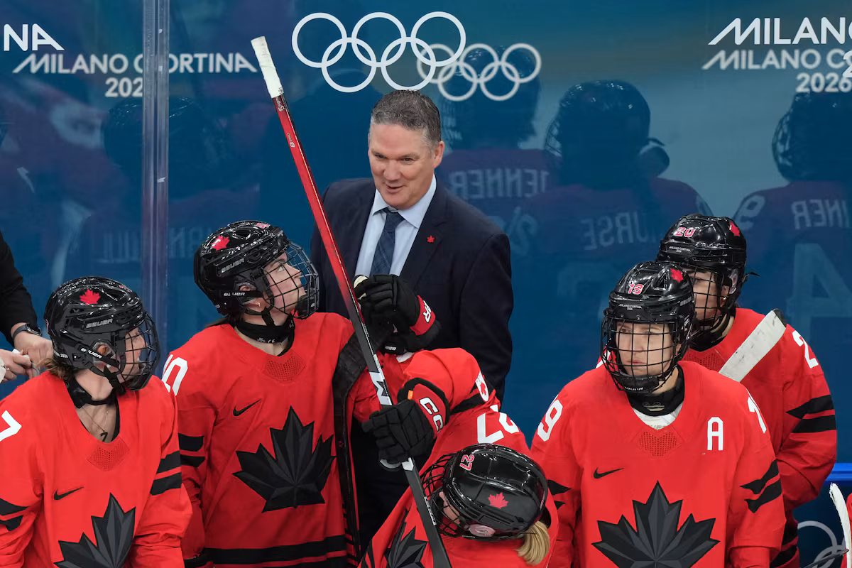 L'entraîneur canadien de hockey féminin Troy Ryan dit à AP qu'il pense qu'il est temps de démissionner