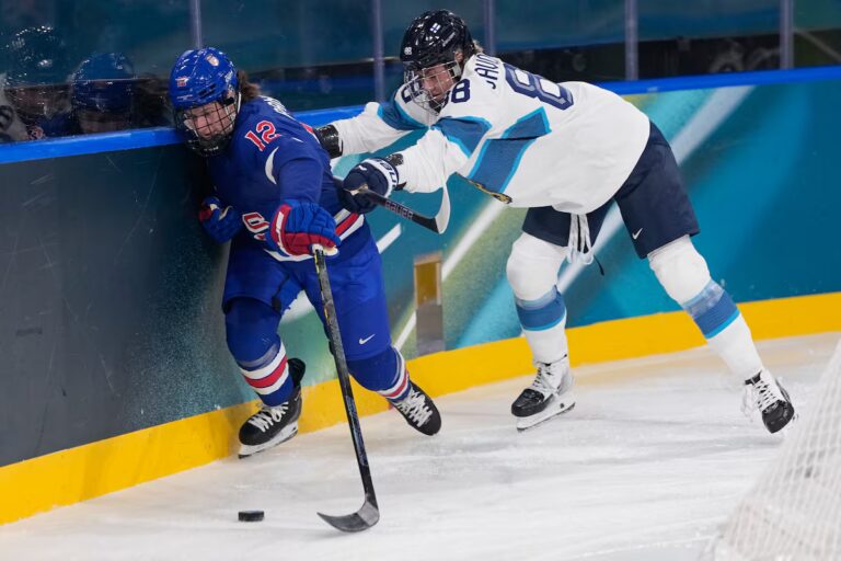 L'équipe finlandaise de hockey féminin tombe face aux États-Unis après que le norovirus ait retardé ses débuts olympiques