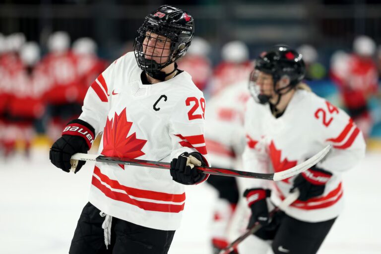 Pourquoi Marie-Philip Poulin, la meilleure joueuse de hockey féminin au monde, ramasse toutes les rondelles après l'échauffement