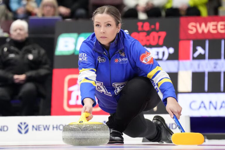 Selena Sturmay de l'Alberta se qualifie pour la demi-finale de curling du Tournoi des Cœurs Scotties