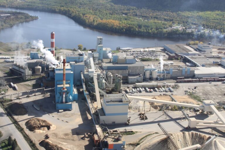 Un député de Thunder Bay rencontre des responsables de l'usine pour discuter de pivot