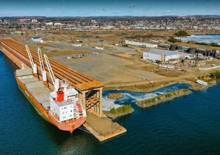 Une partie de l'ancien chevalet du quai à minerai de Thunder Bay sera démolie