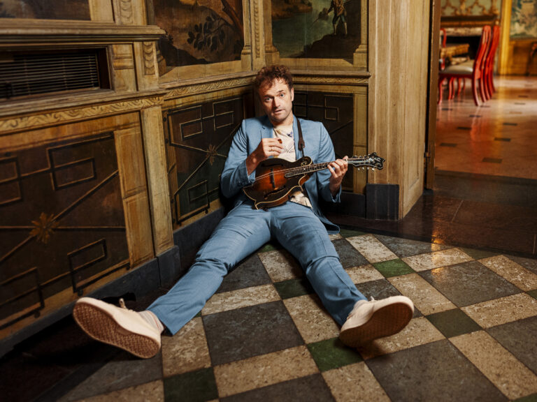 Amener Bach au Bluegrass : questions-réponses avec Chris Thile