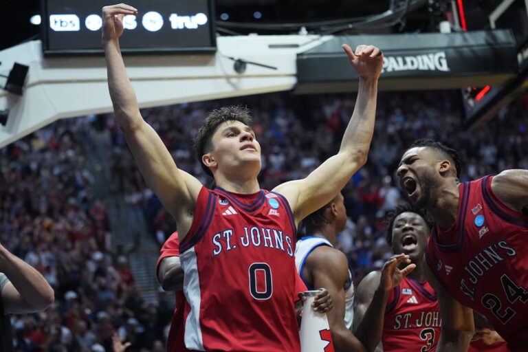 Dylan Darling frappe un lay-up au volant, St. John's bat le Kansas 67-65 dans le thriller March Madness