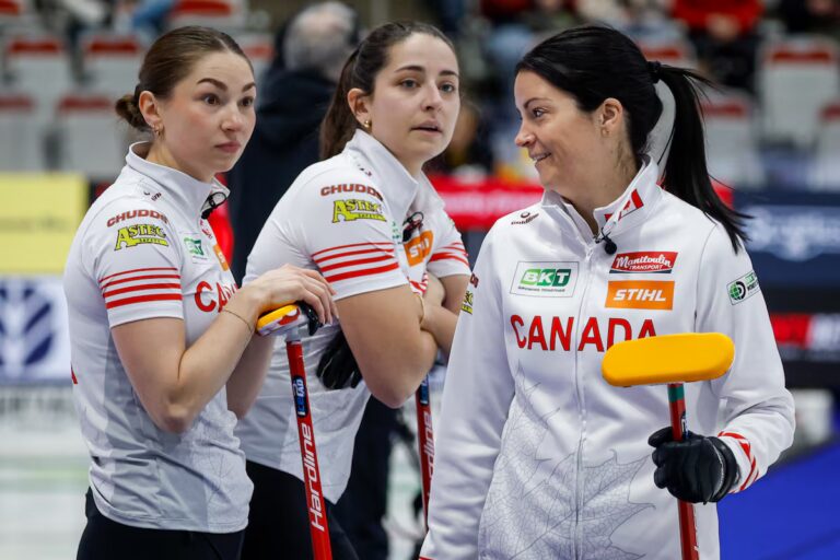 Einarson du Canada envisage les séries éliminatoires alors que les victoires s'accumulent au championnat du monde de curling