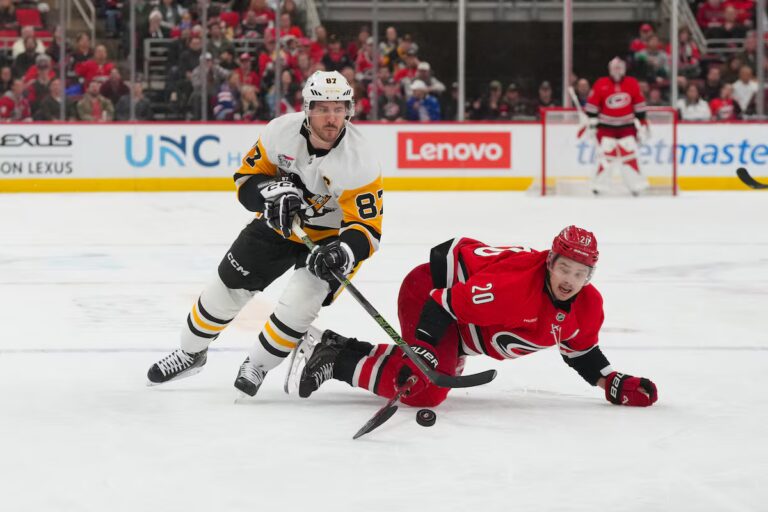 Le but de Walker en prolongation permet aux Hurricanes de battre les Penguins 6-5 lors du premier match retour de Crosby