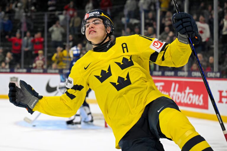 Le meilleur espoir Anton Frondell, troisième choix au repêchage 2025 de la LNH, est en route vers les Blackhawks