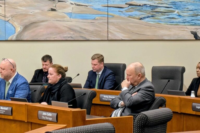 Le terrain est disponible, mais Thunder Bay doit commencer à construire des maisons : personnel municipal