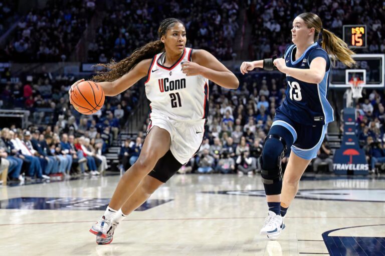 Les coéquipières d'UConn, Sarah Strong et Azzi Fudd, sont en tête d'affiche de la première équipe AP All-America
