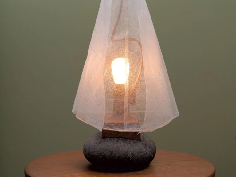 Nourrir grâce aux objets d'art mystiques et fonctionnels de la nature