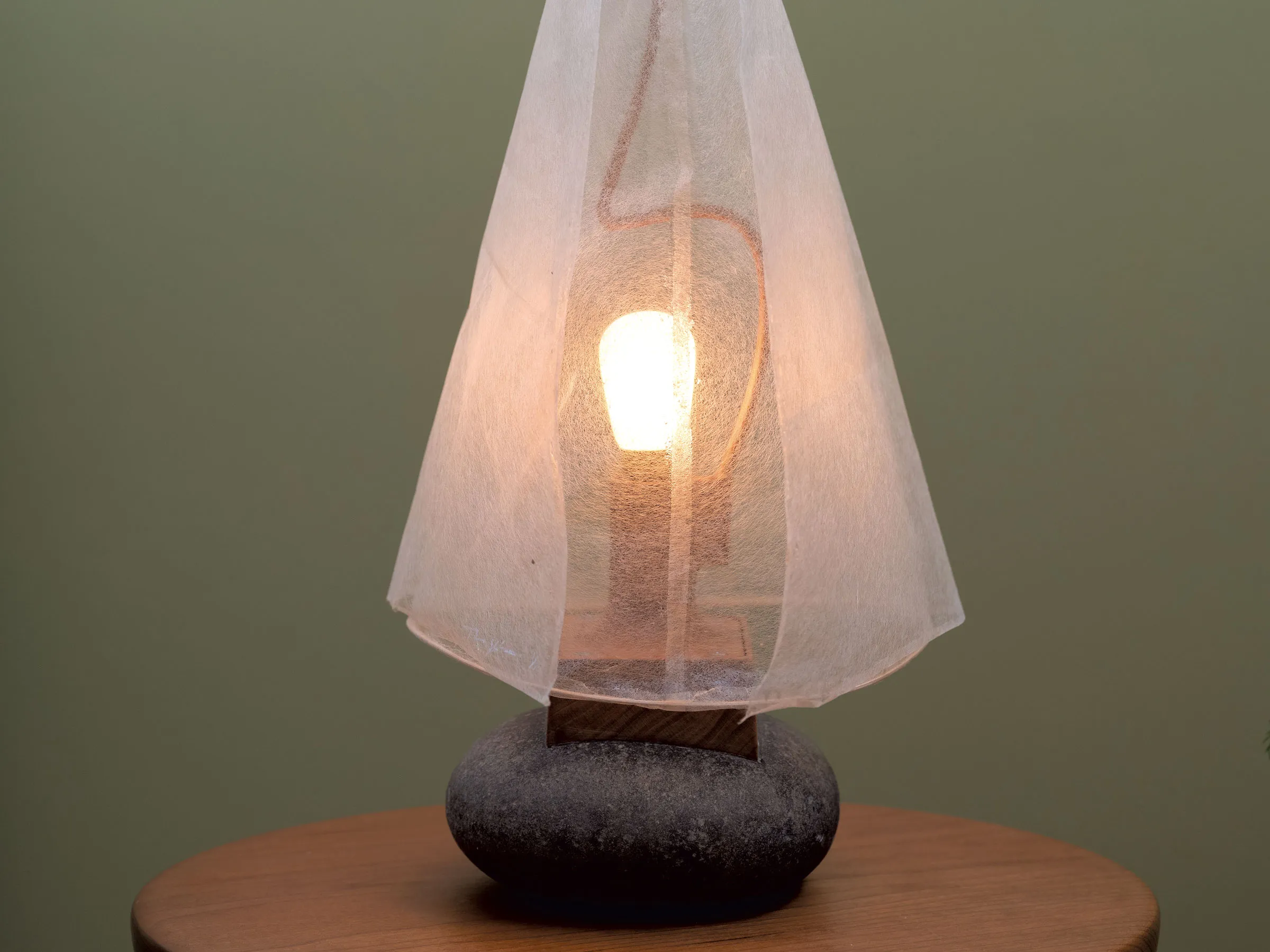 Nourrir grâce aux objets d'art mystiques et fonctionnels de la nature