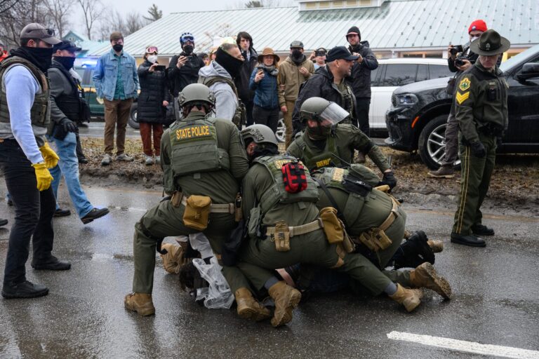 Questions soulevées sur les actions de la police locale et nationale lors du raid ICE