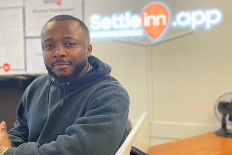 Sudburian aide les nouveaux arrivants comme lui à s'installer dans la communauté