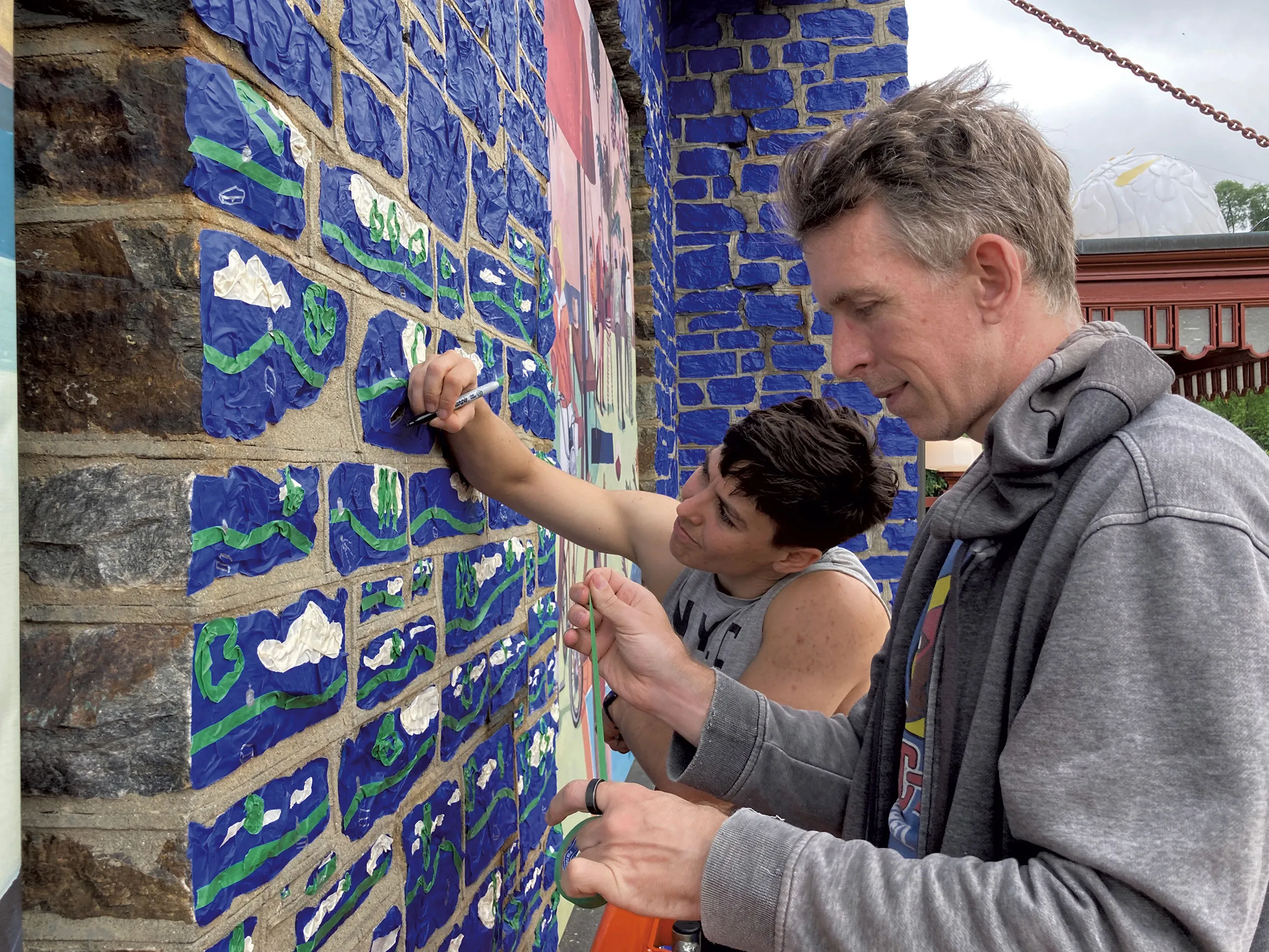 Tape Art Mega Corp apporte l’art de bureau interactif à Brattleboro