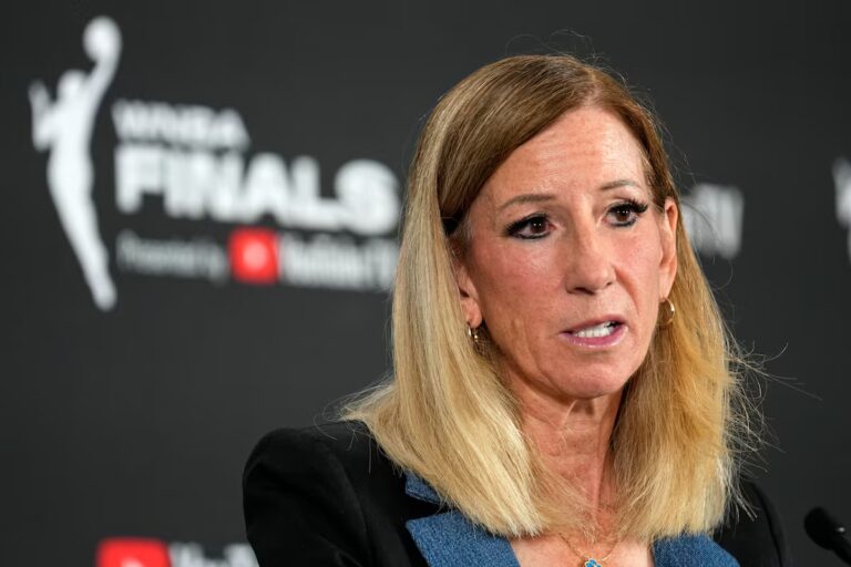 Toronto choisit de choisir le sixième rang du repêchage de la WNBA au lieu du premier du repêchage d'expansion après avoir remporté le tirage au sort