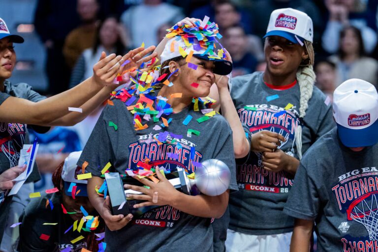 UConn, invaincu, rejoint par UCLA, Texas et Caroline du Sud en tant que têtes de série du tournoi féminin de la NCAA
