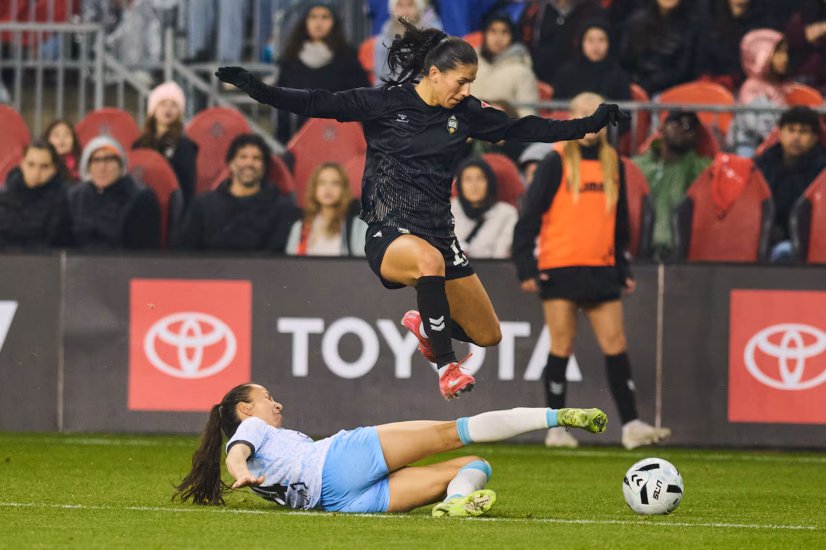 Vancouver Rise vend l'attaquant canadien Holly Ward au Seattle Reign de la NWSL